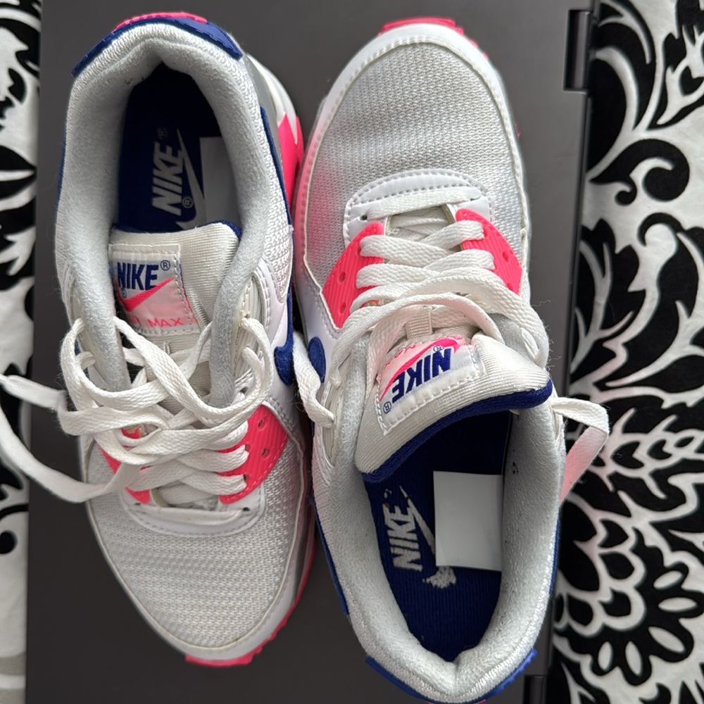 Nike White and Pink Air Max Sneakers barely worn - Picture 4 of 7